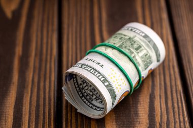 Para, Amerikan dolarları. Para masaya saçıldı..