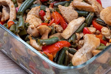 Tavuklu Asya salatası. Izgara salata. Kabak, patlıcan, soğan, biber ve domates.