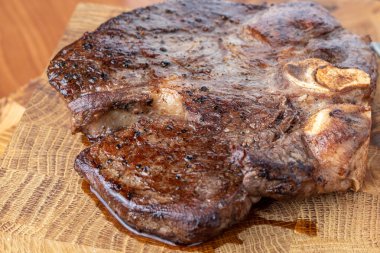 Kesme tahtasındaki biftek, otlar ve baharatlarla. Ahşap tahtada ızgara sebzelerle ızgara sığır filetosu. Filet Mignon tarif konsepti, seçici odaklanma