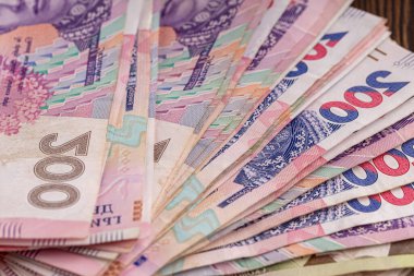 Kağıt para farklı mezhepler, Ukrayna Hryvnia yeni para, dağınık banknotlarla geçmiş. Mali konsept.
