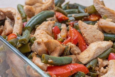 Tavuklu Asya salatası. Izgara salata. Kabak, patlıcan, soğan, biber ve domates.