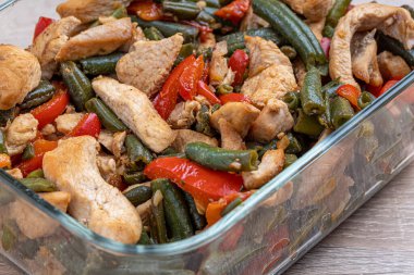 Tavuklu Asya salatası. Izgara salata. Kabak, patlıcan, soğan, biber ve domates.