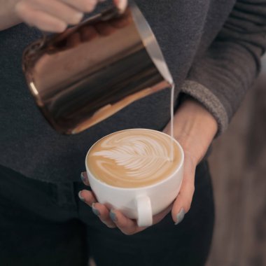 Kahve servisi konsepti. Barista kadınları kafede kahve yapmak için kahve makinesi kullanıyor.