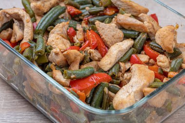 Tavuklu Asya salatası. Izgara salata. Kabak, patlıcan, soğan, biber ve domates.