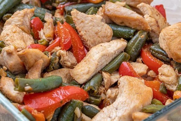 Tavuklu Asya salatası. Izgara salata. Kabak, patlıcan, soğan, biber ve domates.