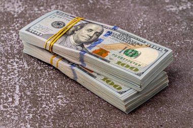 Para, Amerikan dolarları. Para masaya saçıldı..