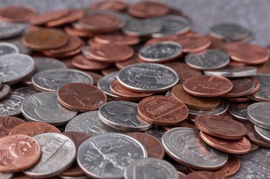 Amerikan paraları ve Amerikan doları ahşap bir masada.
