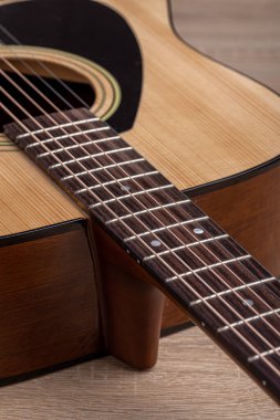 Klasik gitar, yakın çekim. Ahşap arka planda akustik gitar. Müzik aleti konsepti.