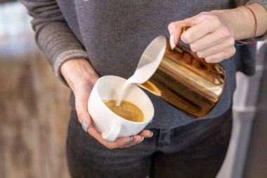 Kahve servisi konsepti. Barista kadınları kafede kahve yapmak için kahve makinesi kullanıyor.