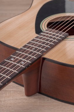 Klasik gitar, yakın çekim. Ahşap arka planda akustik gitar. Müzik aleti konsepti.