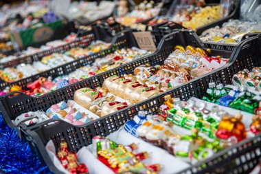 Old Town 'da Avrupa Noel marketi tezgahı. Renkli Noel süslemeleri, turistlerin sezonluk fuarlarda en popüler hediyelerindendir..