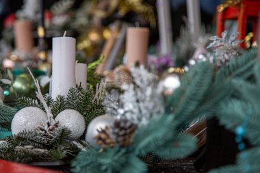 Old Town 'da Avrupa Noel marketi tezgahı. Renkli Noel süslemeleri, turistlerin sezonluk fuarlarda en popüler hediyelerindendir..