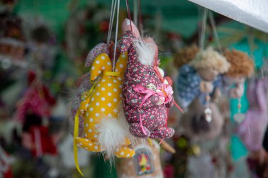 Old Town 'da Avrupa Noel marketi tezgahı. Renkli Noel süslemeleri, turistlerin sezonluk fuarlarda en popüler hediyelerindendir..