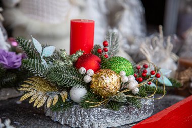 Old Town 'da Avrupa Noel marketi tezgahı. Renkli Noel süslemeleri, turistlerin sezonluk fuarlarda en popüler hediyelerindendir..