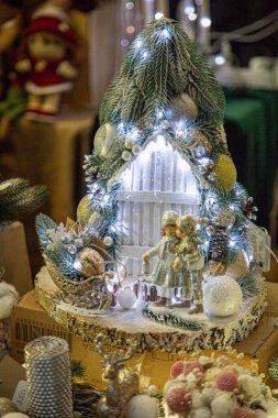 Old Town 'da Avrupa Noel marketi tezgahı. Renkli Noel süslemeleri, turistlerin sezonluk fuarlarda en popüler hediyelerindendir..