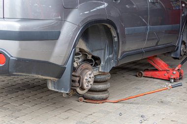 Lastik servisi. Sıkıştırılmış hava aracı. Arabanın lastiklerini değiştirmek, araba tamirciliği, yeni lastik değiştirme işlemi, garajda araba freni tamiri..
