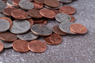 Amerikan paraları ve Amerikan doları ahşap bir masada.