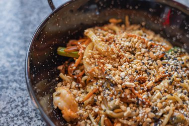 Deniz ürünleri makarnası. Bir tabak midyeli, karidesli, midyeli, midyeli ve kalamarlı tagliolini. Tipik Katalan yemeği erişte ve deniz ürünlerinden yapılır.