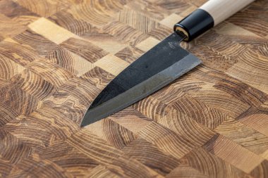 Japon prim bıçakları bırakıldı. Şam çeliği desenli. Şam çelik desenli bir arka plan..