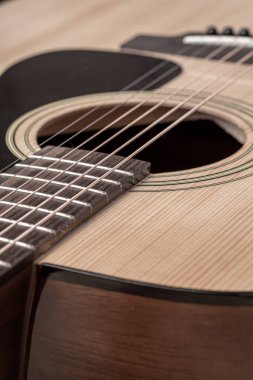 Klasik gitar, yakın çekim. Ahşap arka planda akustik gitar. Müzik aleti konsepti.