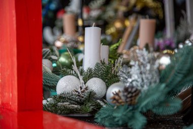 Old Town 'da Avrupa Noel marketi tezgahı. Renkli Noel süslemeleri, turistlerin sezonluk fuarlarda en popüler hediyelerindendir..