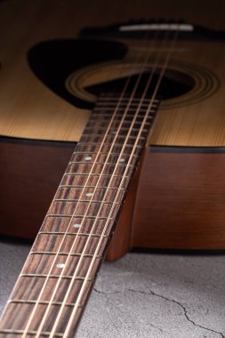 Klasik gitar, yakın çekim. Ahşap arka planda akustik gitar. Müzik aleti konsepti.