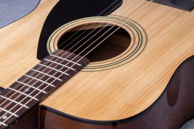 Klasik gitar, yakın çekim. Ahşap arka planda akustik gitar. Müzik aleti konsepti.
