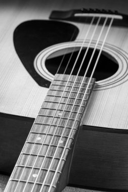 Klasik gitar, yakın çekim. Ahşap arka planda akustik gitar. Müzik aleti konsepti.