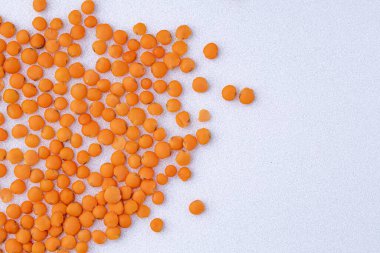 Kırmızı mercimek izole edildi. Beyaz arka planda izole edilmiş mercimek yığını..