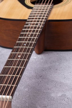 Klasik gitar, yakın çekim. Ahşap arka planda akustik gitar. Müzik aleti konsepti.