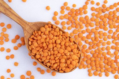 Kırmızı mercimek izole edildi. Beyaz arka planda izole edilmiş mercimek yığını..