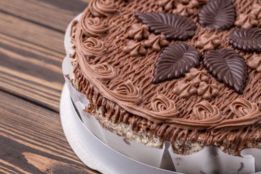 Çikolata demetli kek, çikolatalı ganache jöleli. Üç katlı çikolatalı kekin önü. .