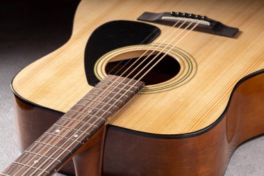 Klasik gitar, yakın çekim. Ahşap arka planda akustik gitar. Müzik aleti konsepti.