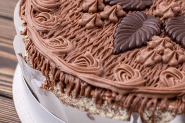 Çikolata demetli kek, çikolatalı ganache jöleli. Üç katlı çikolatalı kekin önü. .