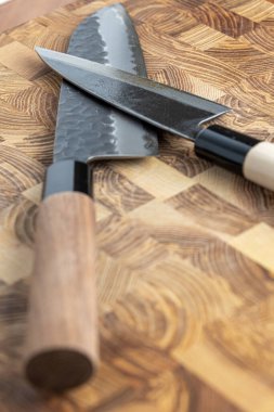 Japon prim bıçakları bırakıldı. Şam çeliği desenli. Şam çelik desenli bir arka plan..