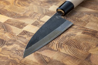 Japon prim bıçakları bırakıldı. Şam çeliği desenli. Şam çelik desenli bir arka plan..