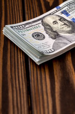 Para, Amerikan dolarları. Para masaya saçıldı..