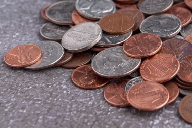 Amerikan paraları ve Amerikan doları ahşap bir masada.