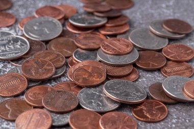 Amerikan paraları ve Amerikan doları ahşap bir masada.