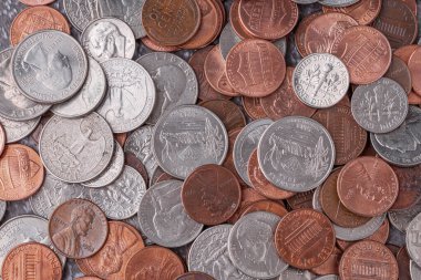 Amerikan paraları ve Amerikan doları ahşap bir masada.