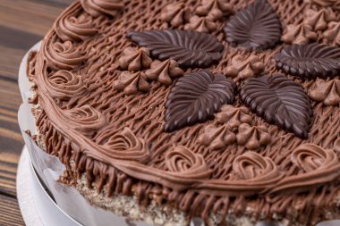 Çikolata demetli kek, çikolatalı ganache jöleli. Üç katlı çikolatalı kekin önü. .