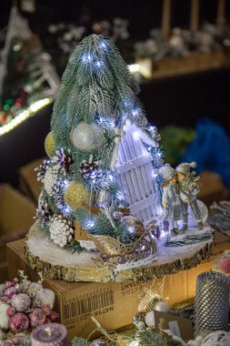 Old Town 'da Avrupa Noel marketi tezgahı. Renkli Noel süslemeleri, turistlerin sezonluk fuarlarda en popüler hediyelerindendir..