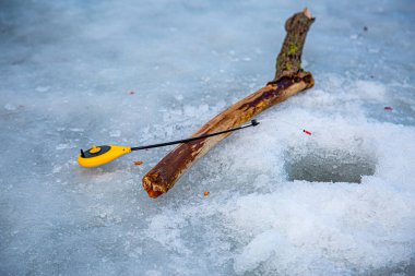 Nehirde kış buzlu balıkçılık. Kış balıkçılık.