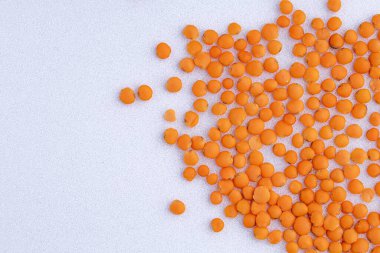 Kırmızı mercimek izole edildi. Beyaz arka planda izole edilmiş mercimek yığını..