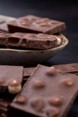 Dondurmalı çikolatalı kek ve Dark Light çikolatalı kek, ahşap arka planda ev yapımı lezzetli çikolatalı kek.