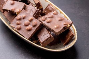 Dondurmalı çikolatalı kek ve Dark Light çikolatalı kek, ahşap arka planda ev yapımı lezzetli çikolatalı kek.