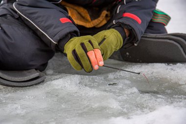Nehirde kış buzlu balıkçılık. Kış balıkçılık.