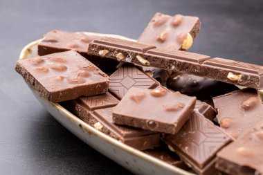 Dondurmalı çikolatalı kek ve Dark Light çikolatalı kek, ahşap arka planda ev yapımı lezzetli çikolatalı kek.