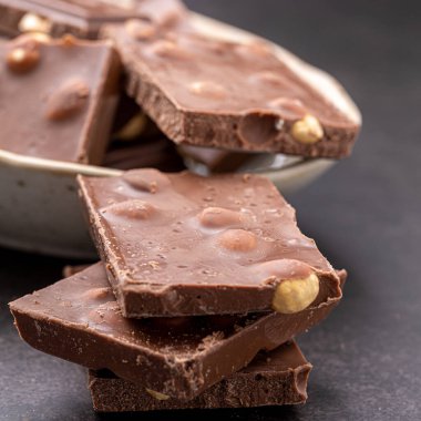 Dondurmalı çikolatalı kek ve Dark Light çikolatalı kek, ahşap arka planda ev yapımı lezzetli çikolatalı kek.