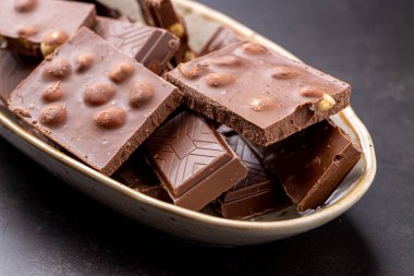 Dondurmalı çikolatalı kek ve Dark Light çikolatalı kek, ahşap arka planda ev yapımı lezzetli çikolatalı kek.